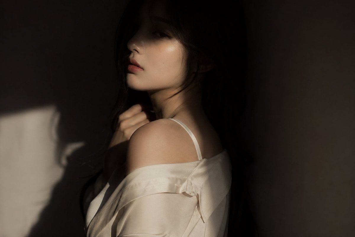 Mysteriöses Editorial-Porträt einer koreanischen Idol mit dramatischem Schatten